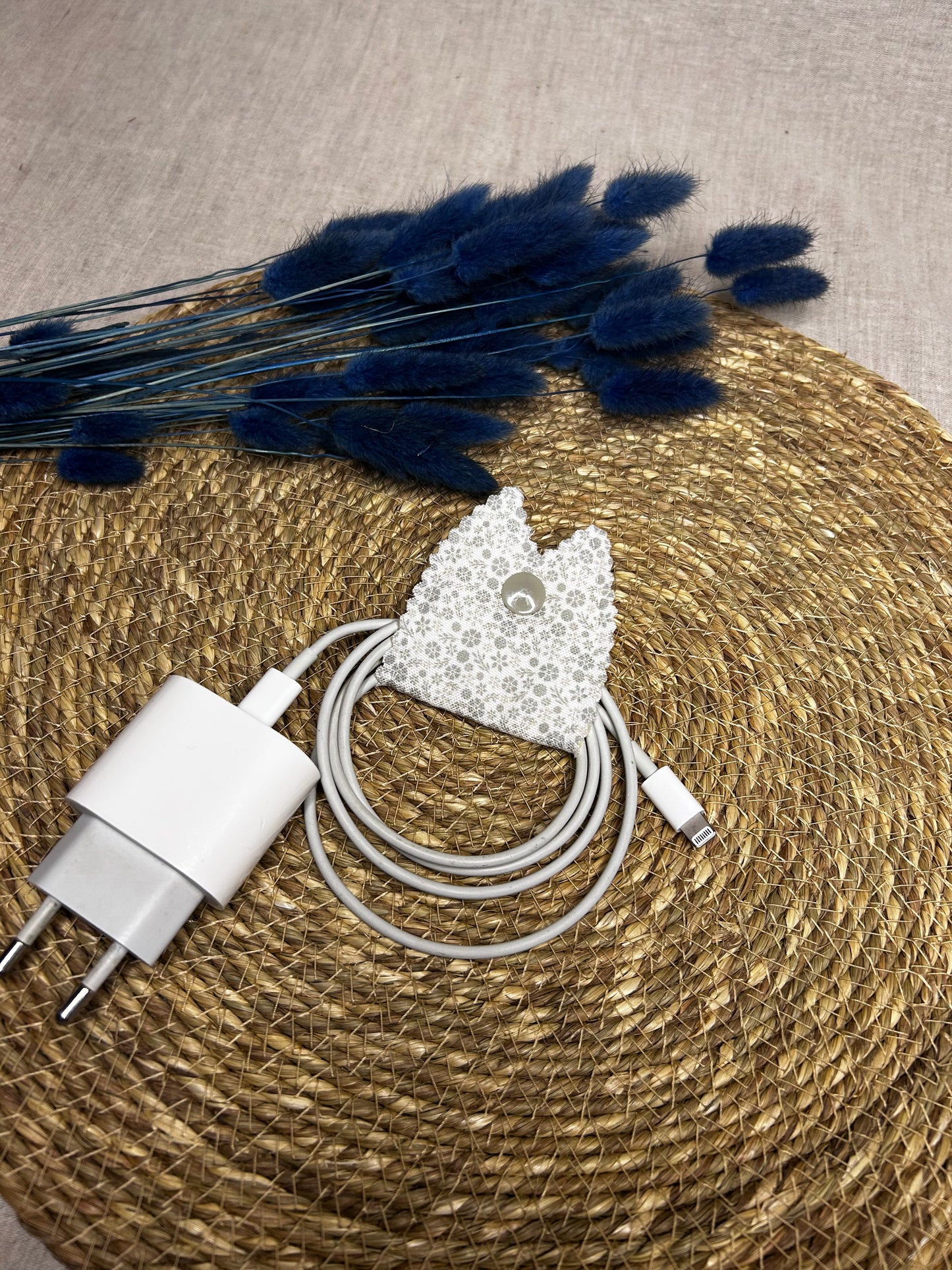 Porta cables Florecita gris