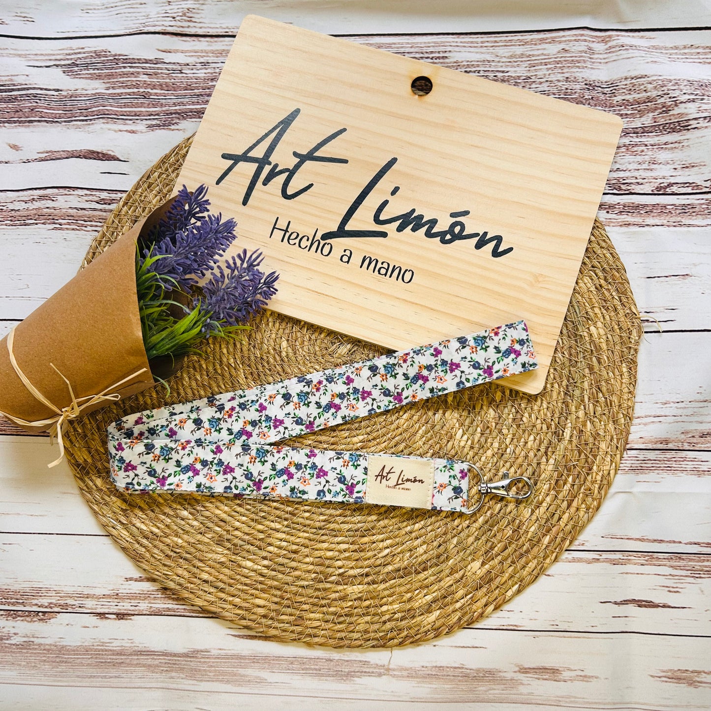 Cuelga llaves flores moradas